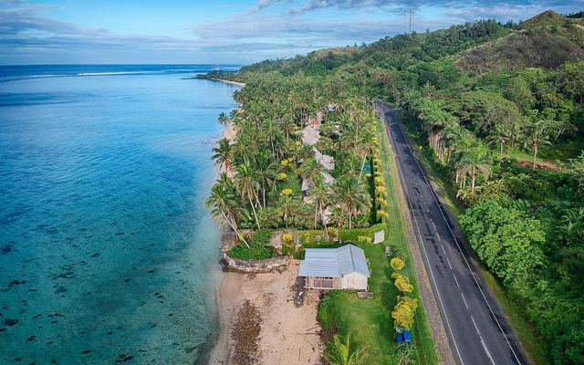 Queens Road langs de Coral Coast met zicht op zee