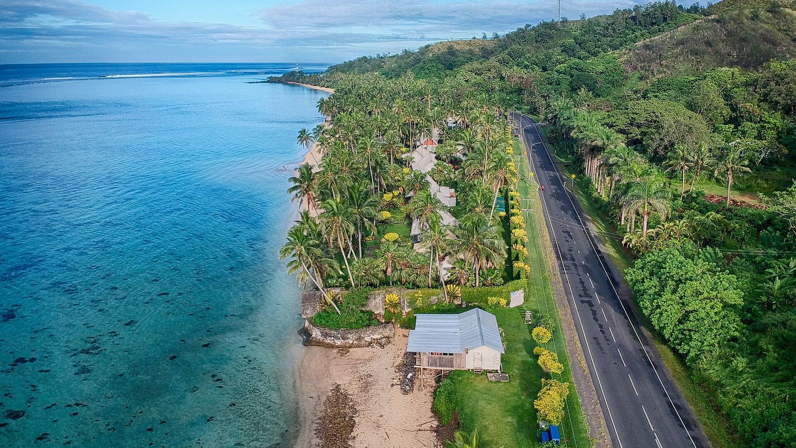 Queens Road langs de Coral Coast met zicht op zee