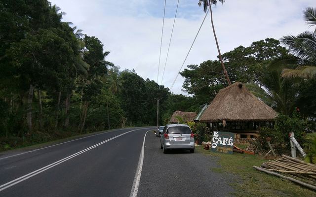 Huurauto aan de kant van de Queens Road tussen groene heuvels op Viti Levu
