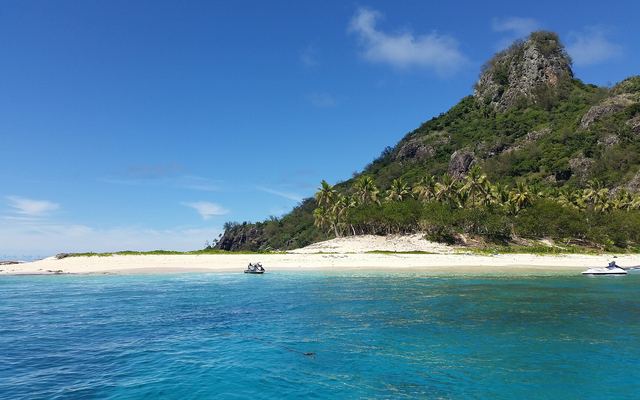 Het onbewoonde eiland Monuriki met wit strand en een rotsachtige top in de Mamanuca-eilanden