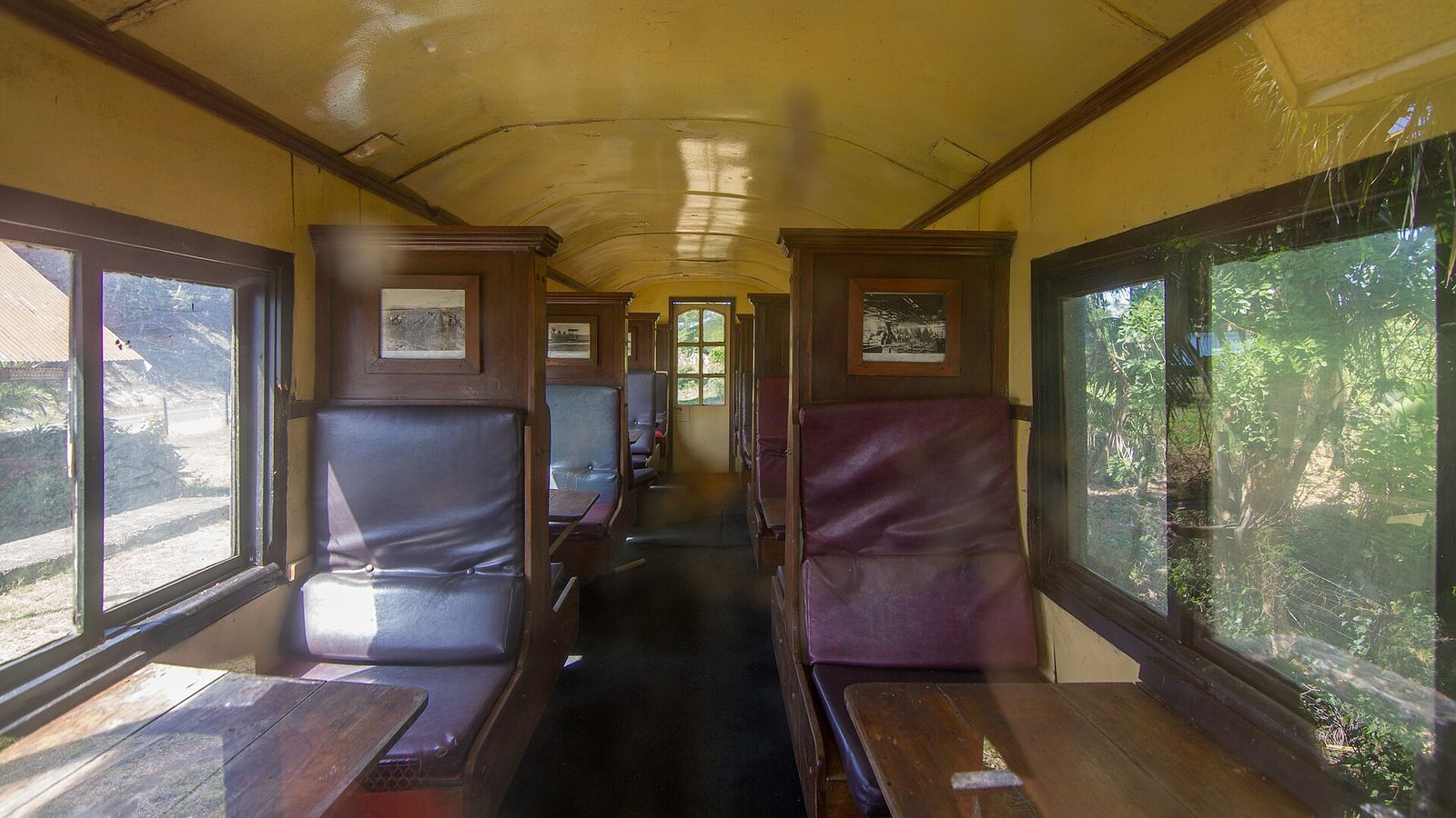 Interieur van een rijtuig van de Coral Coast Railway bij Sigatoka