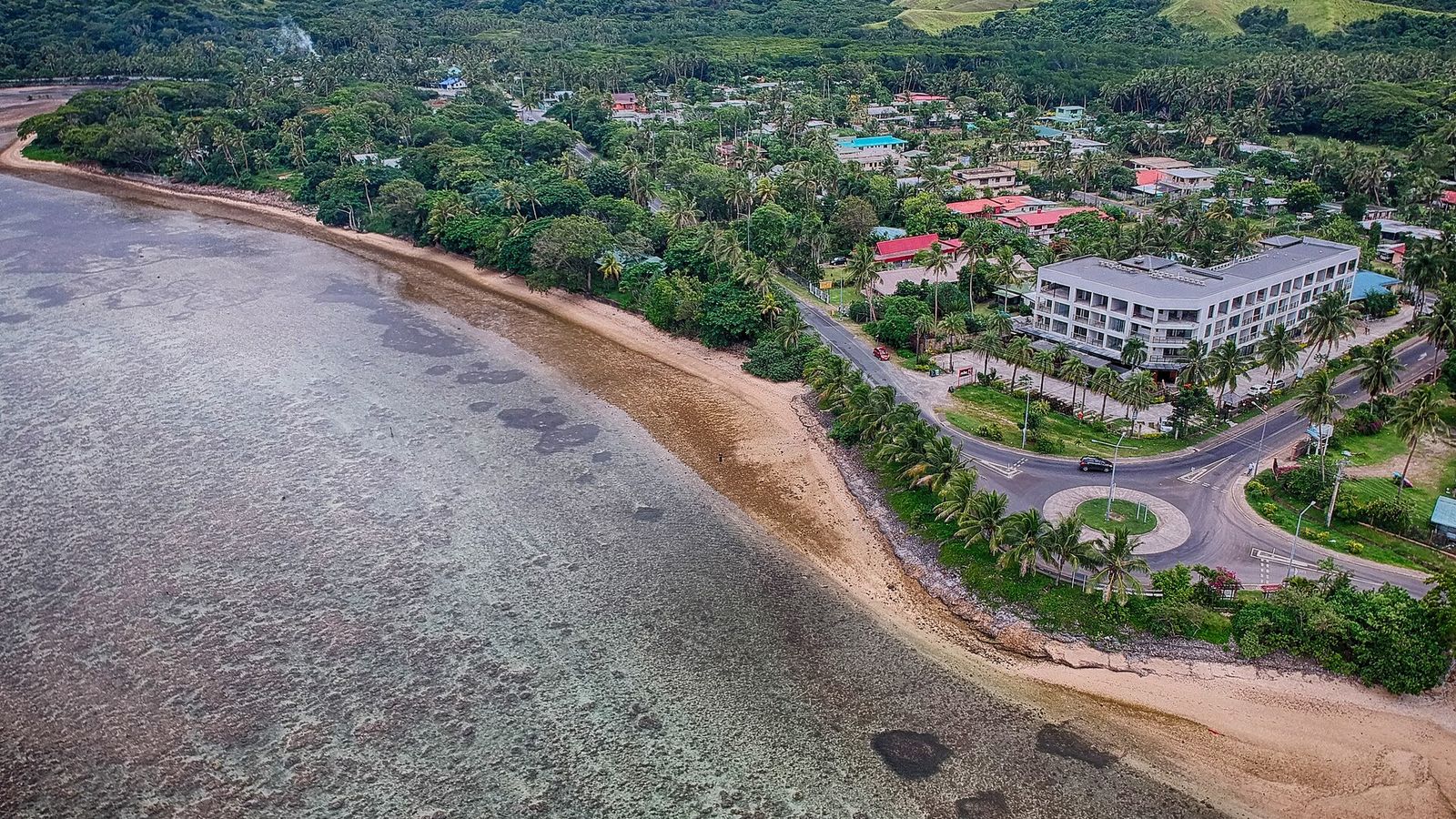 Luchtfoto van strand en lagune aan de Coral Coast van Viti Levu