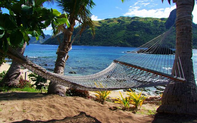 Hangmat tussen palmen op Kuata in de Yasawa-eilanden