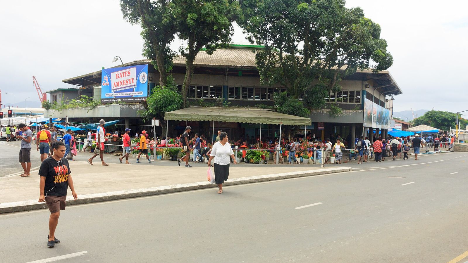 Groente- en fruitkramen op de overdekte markt van Suva