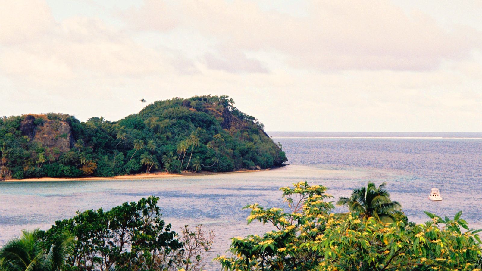 Kadavu en het Great Astrolabe Reef gezien vanaf het zuiden van het eiland