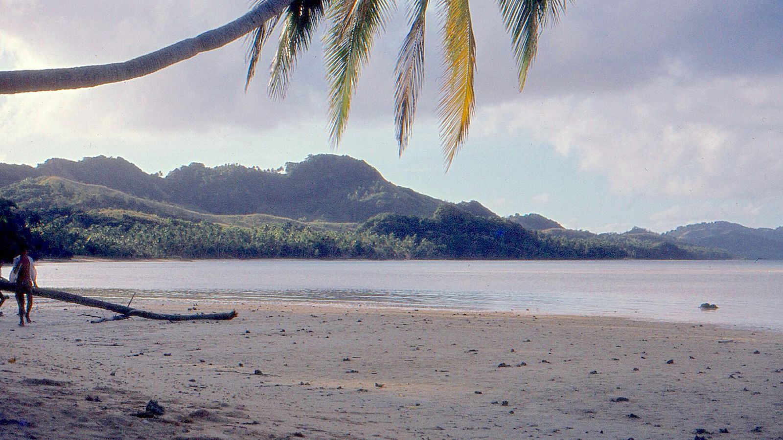 Kustlijn met strand, heuvels en lagune bij Lomaloma op Vanua Balavu in de Lau-eilanden