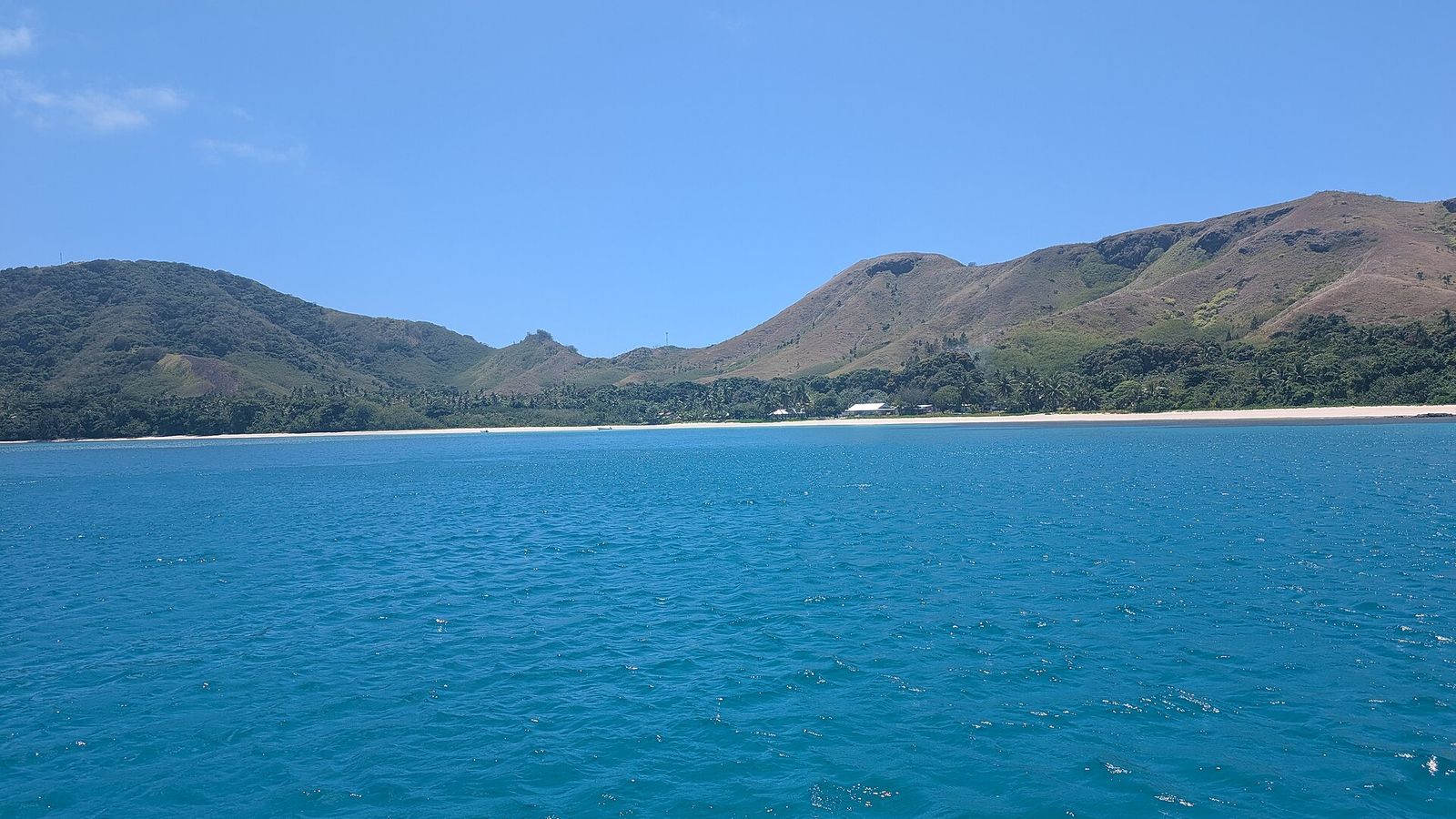 Strand en baai op Nacula in de Yasawa-eilanden