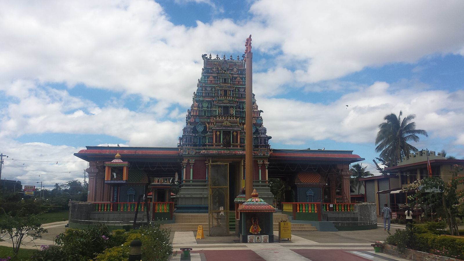Kleurrijke gopuram van de Sri Siva Subramaniya-tempel in Nadi onder een blauwe lucht