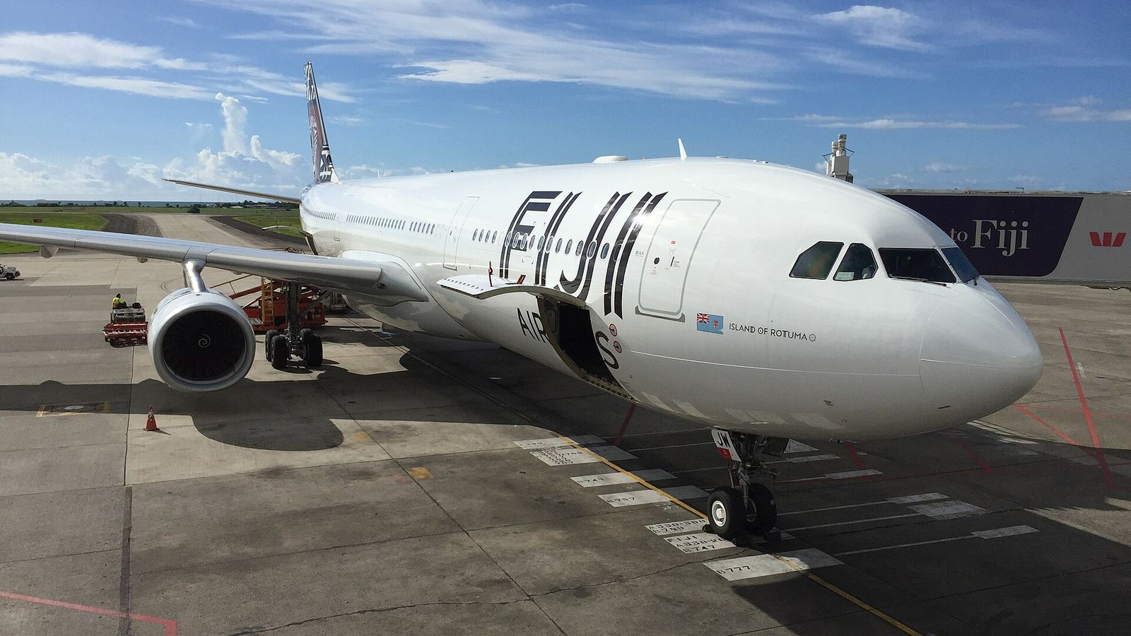 Vliegtuig van Fiji Airways op het platform van Nadi International na een vlucht uit Auckland