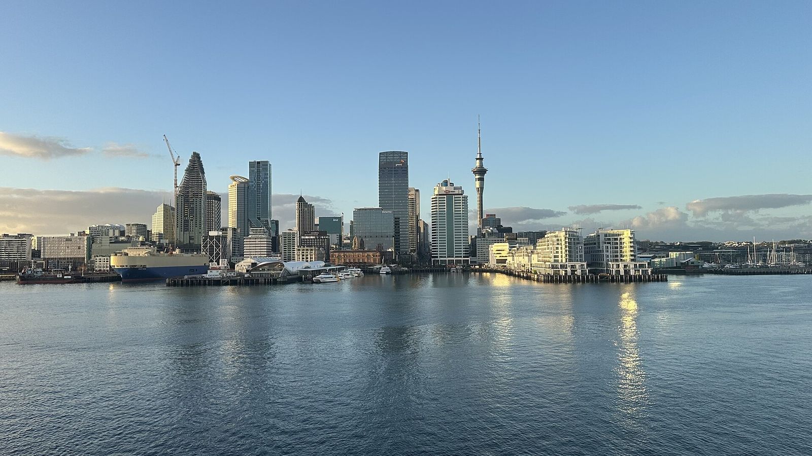 Skyline van Auckland met de Sky Tower, gezien over het water van de haven