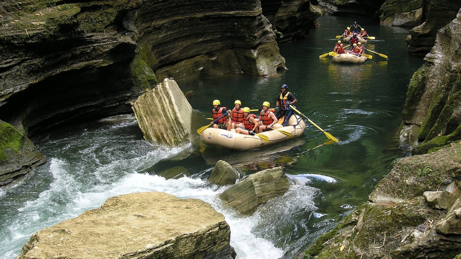 Raften door de smalle rotskloof van de Upper Navua-rivier, omringd door regenwoud