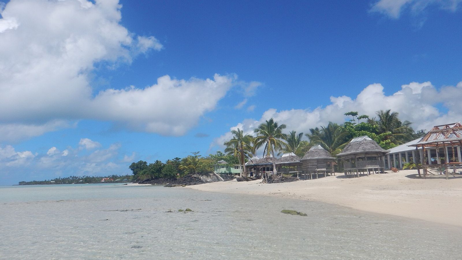 Strandhutten (fale) aan Lano Beach op Savai'i