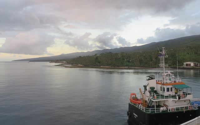 De baai van Savusavu in de avondschemering, met een schip aan de kade