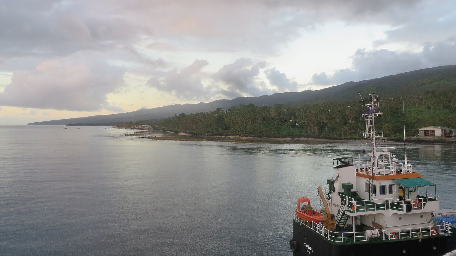 De baai van Savusavu in de avondschemering, met een schip aan de kade