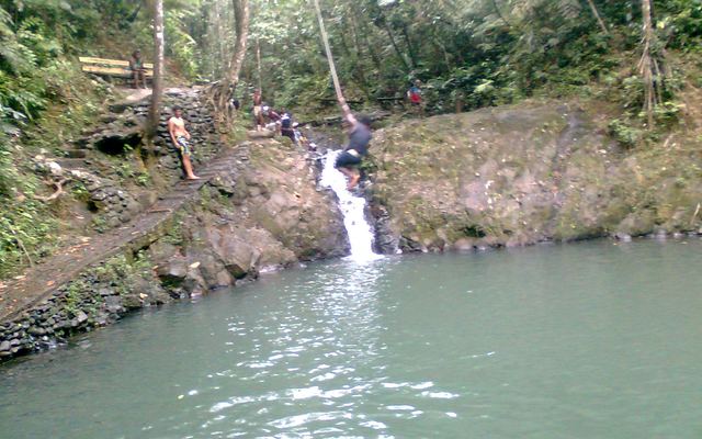 Waterval en zwemgat in Colo-i-Suva Forest Park