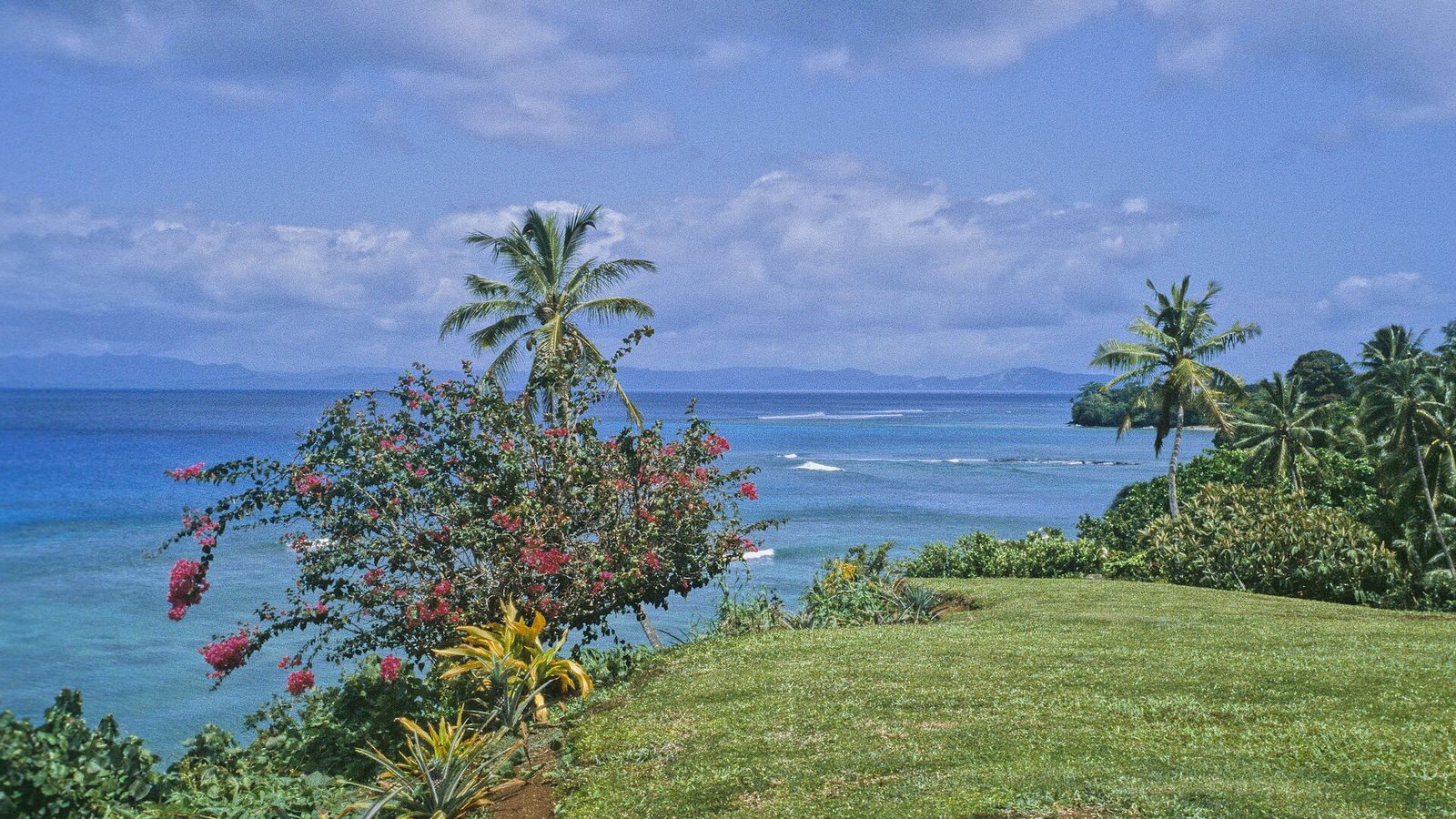 Kust van Taveuni met uitzicht richting het eiland Matagi