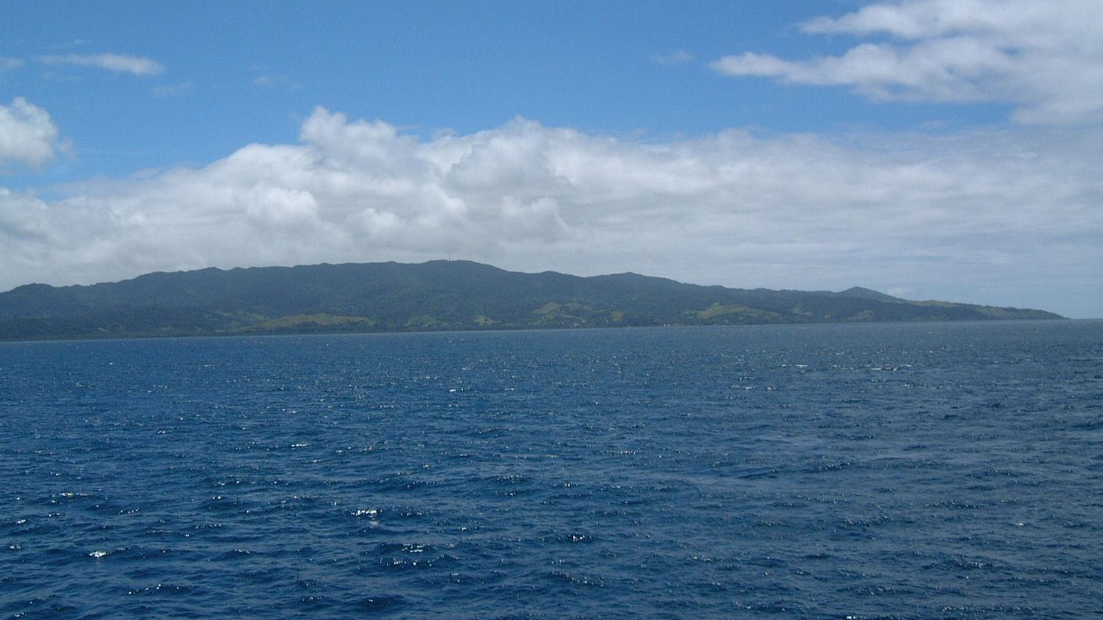 De kust van Vanua Levu gezien vanaf de veerboot naar Nabouwalu