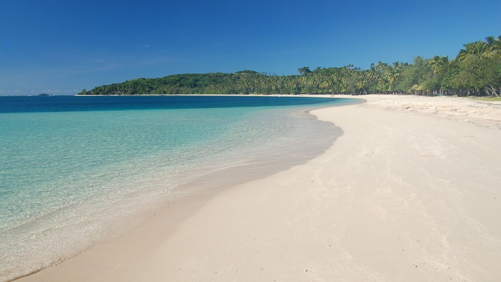 Wit zandstrand en turquoise water aan de Blue Lagoon bij Nanuya Lailai